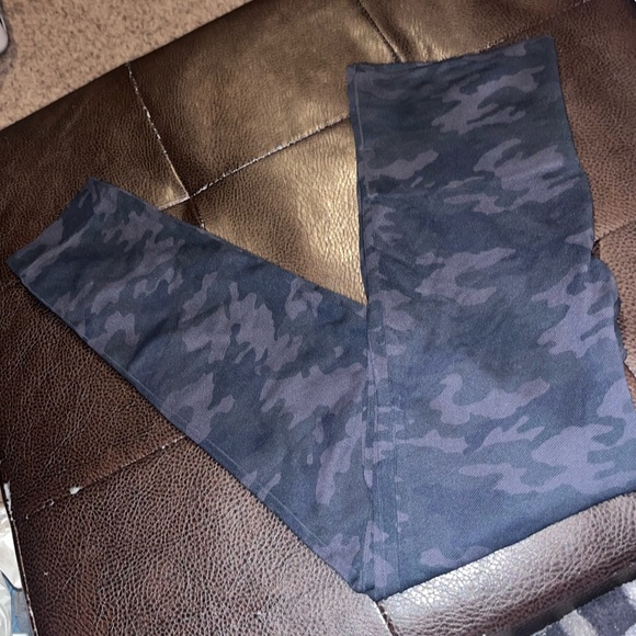 SPANX Seamless Camo Leggings - size Lg - Picture 3 of 5